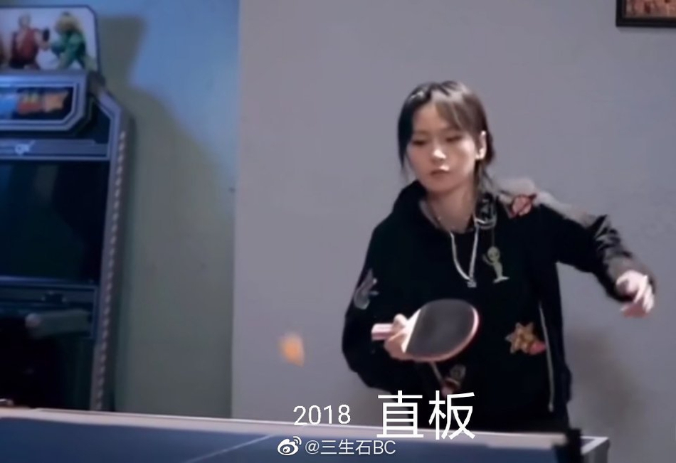 周笔畅拍摄乒乓球写真