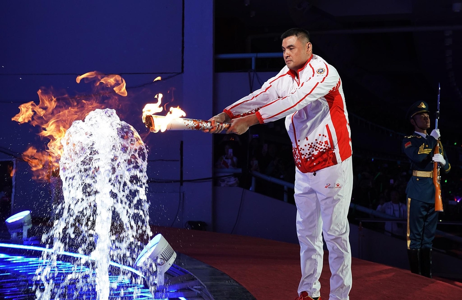 军运会刘玉栋点燃主火炬
