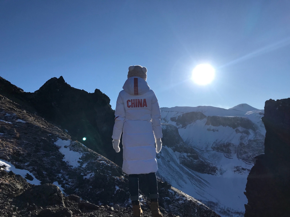 何雯娜登山秀美拍