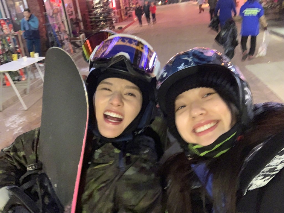 林允宋祖儿姐妹花一起滑雪