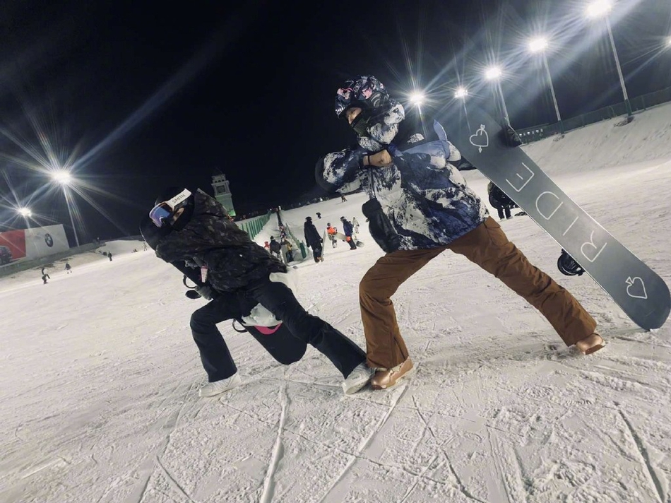 林允宋祖儿姐妹花一起滑雪