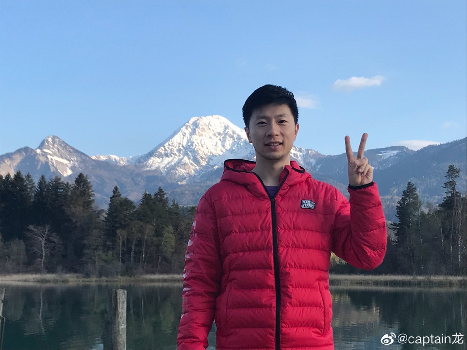 国乒赴布达佩斯丁宁晒自拍