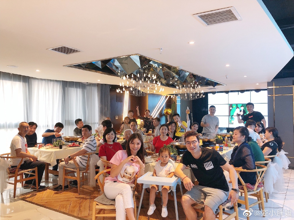 何姿秦凯甜蜜庆祝结婚两周年