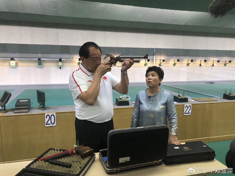 许海峰教邓亚萍射击
