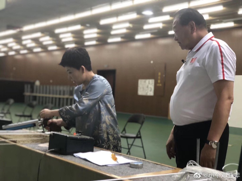 许海峰教邓亚萍射击