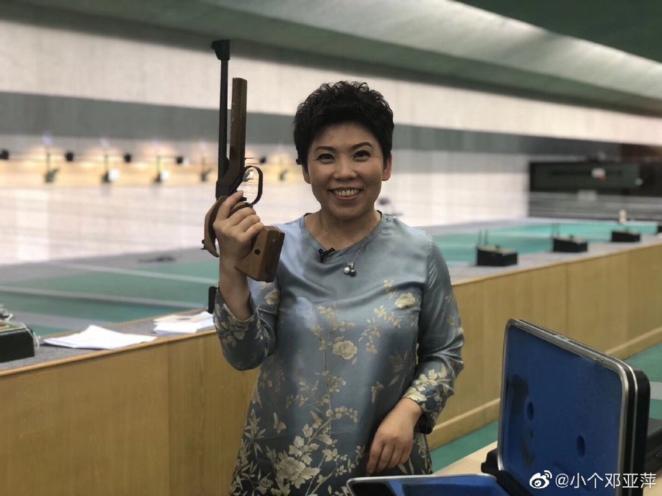 许海峰教邓亚萍射击