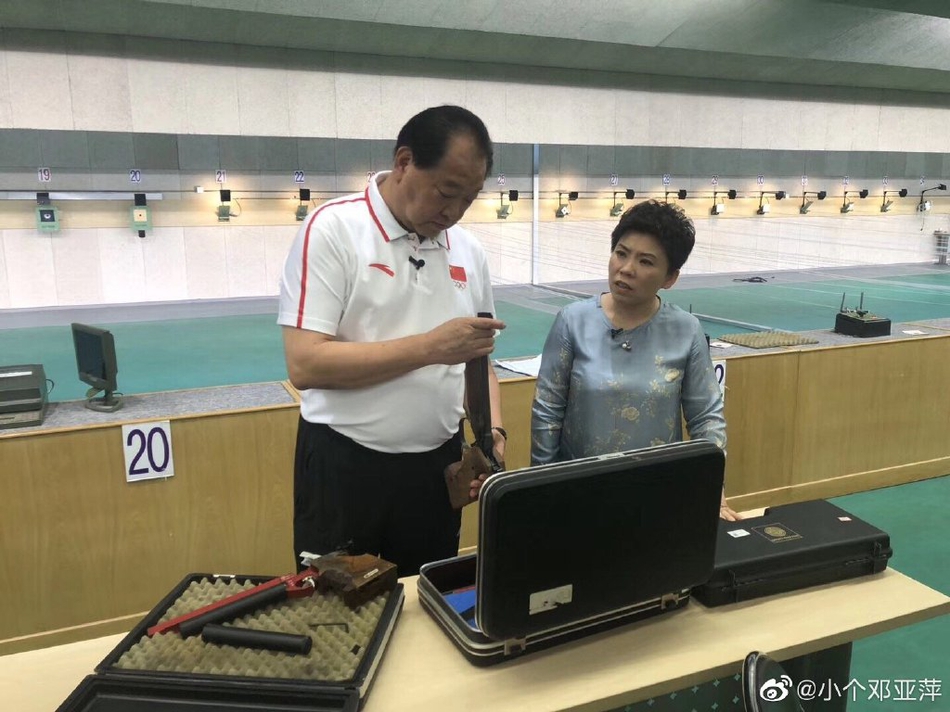 许海峰教邓亚萍射击