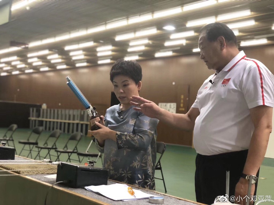 许海峰教邓亚萍射击