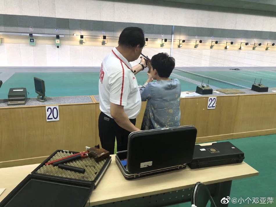 许海峰教邓亚萍射击