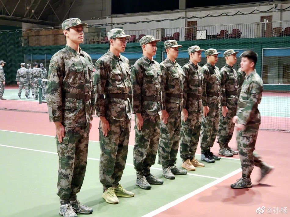 孙杨站军姿：我们都是战士！