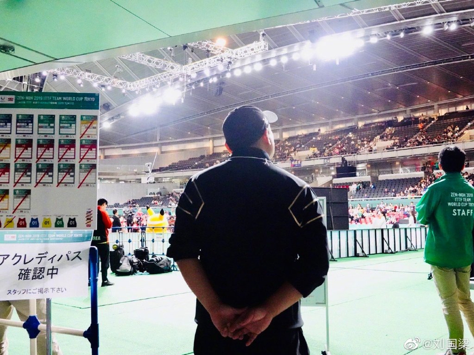 刘国梁分享一家四口幸福合照