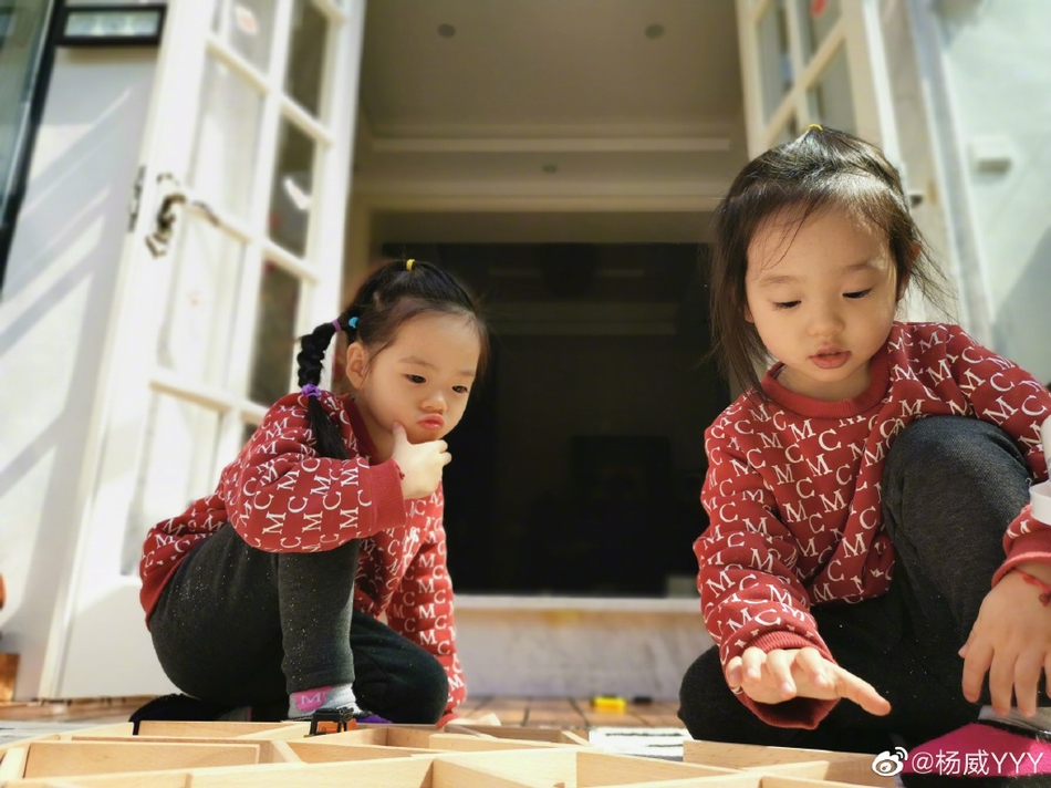 宅家两月后杨威带娃出门