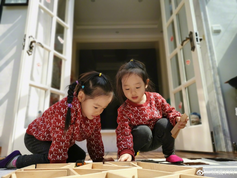 宅家两月后杨威带娃出门