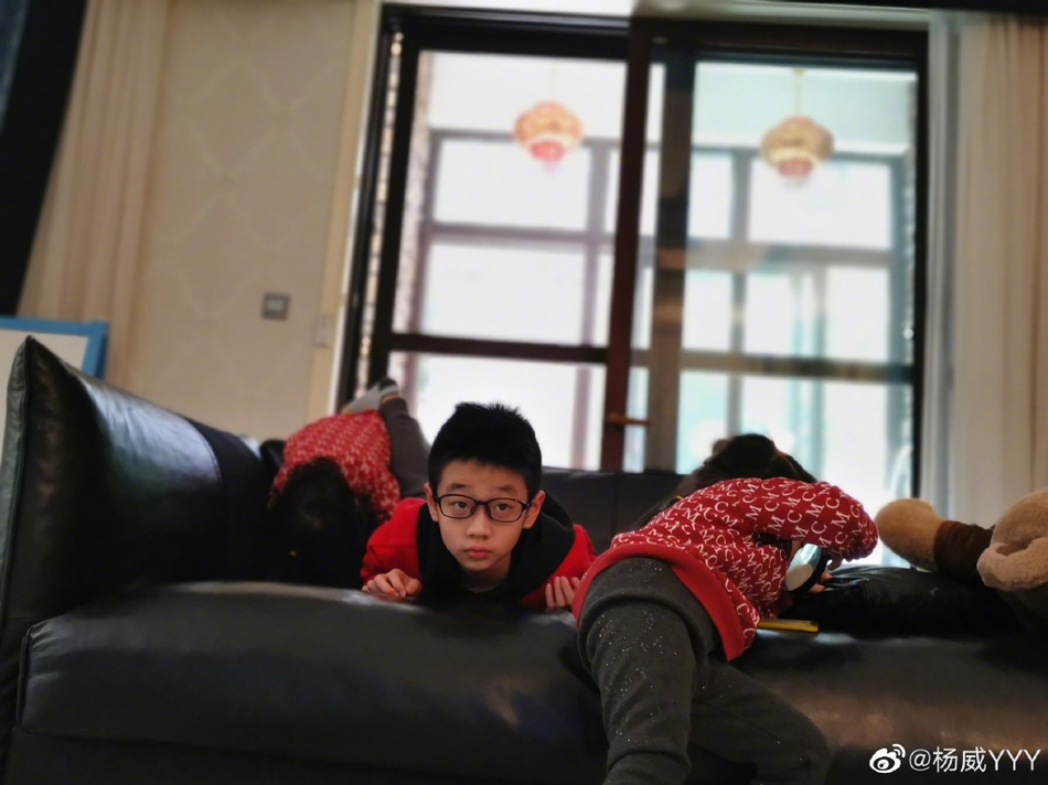 宅家两月后杨威带娃出门