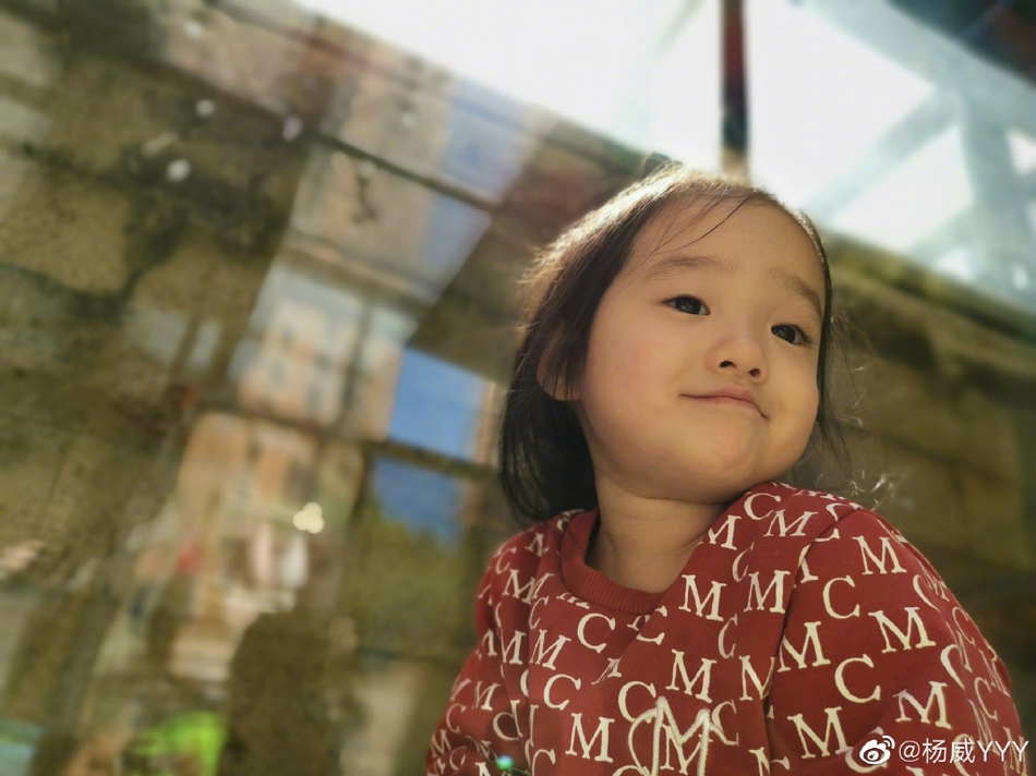 宅家两月后杨威带娃出门