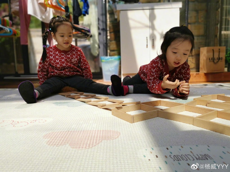 宅家两月后杨威带娃出门