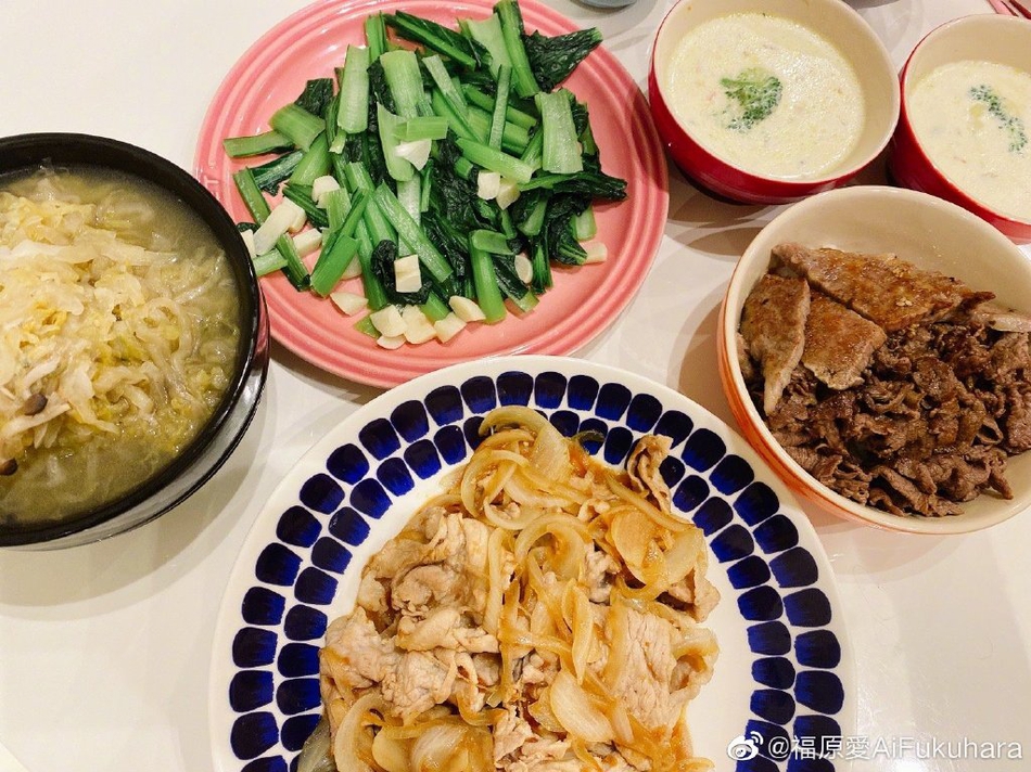 做美食+晒娃！福原爱的居家生活很甜蜜