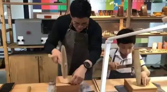 霍启刚劳动节陪儿子做手工