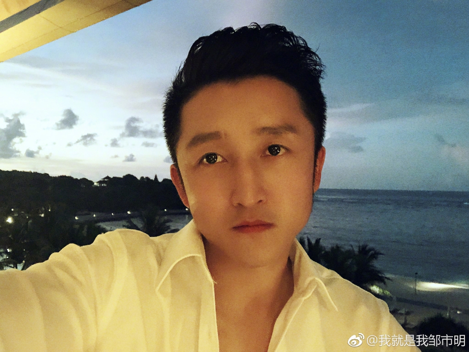 冉莹颖怀三胎度假再披婚纱