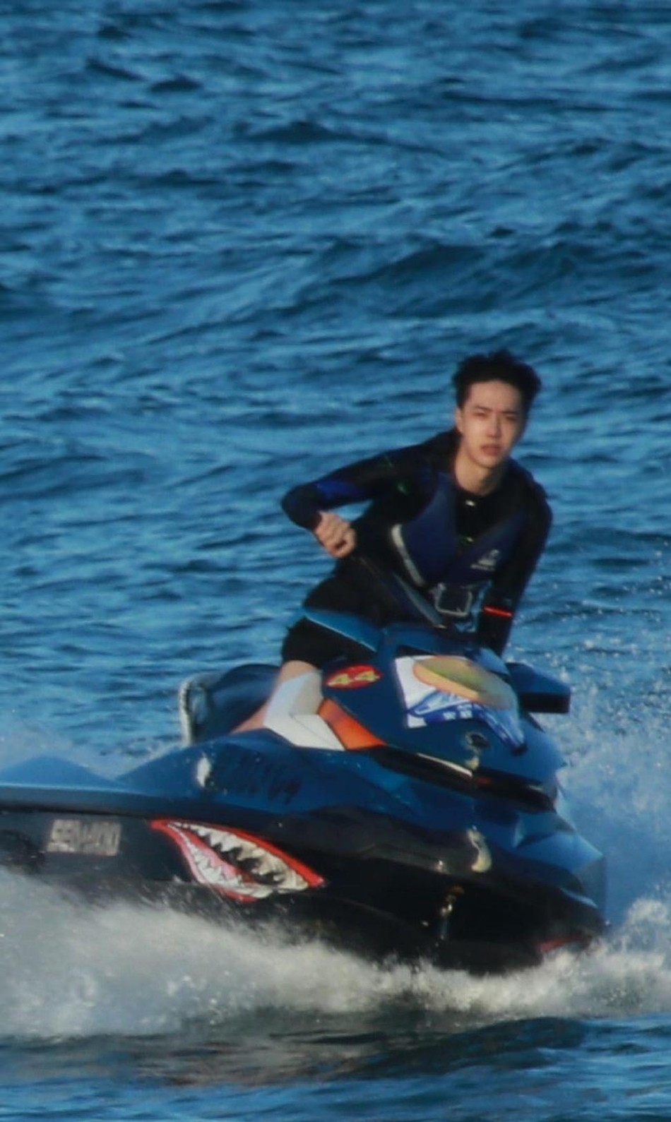 王一博骑摩托艇酷炫拉风