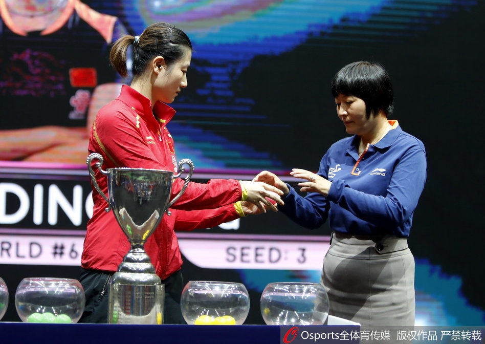 丁宁朱雨玲现身世界杯抽签仪式