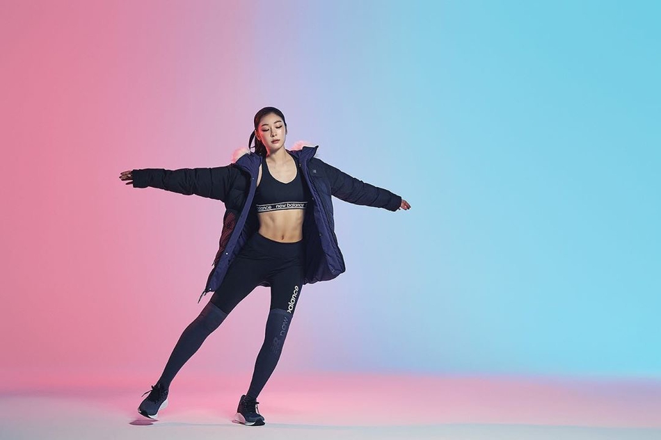 金妍儿拍运动写真小秀马甲线