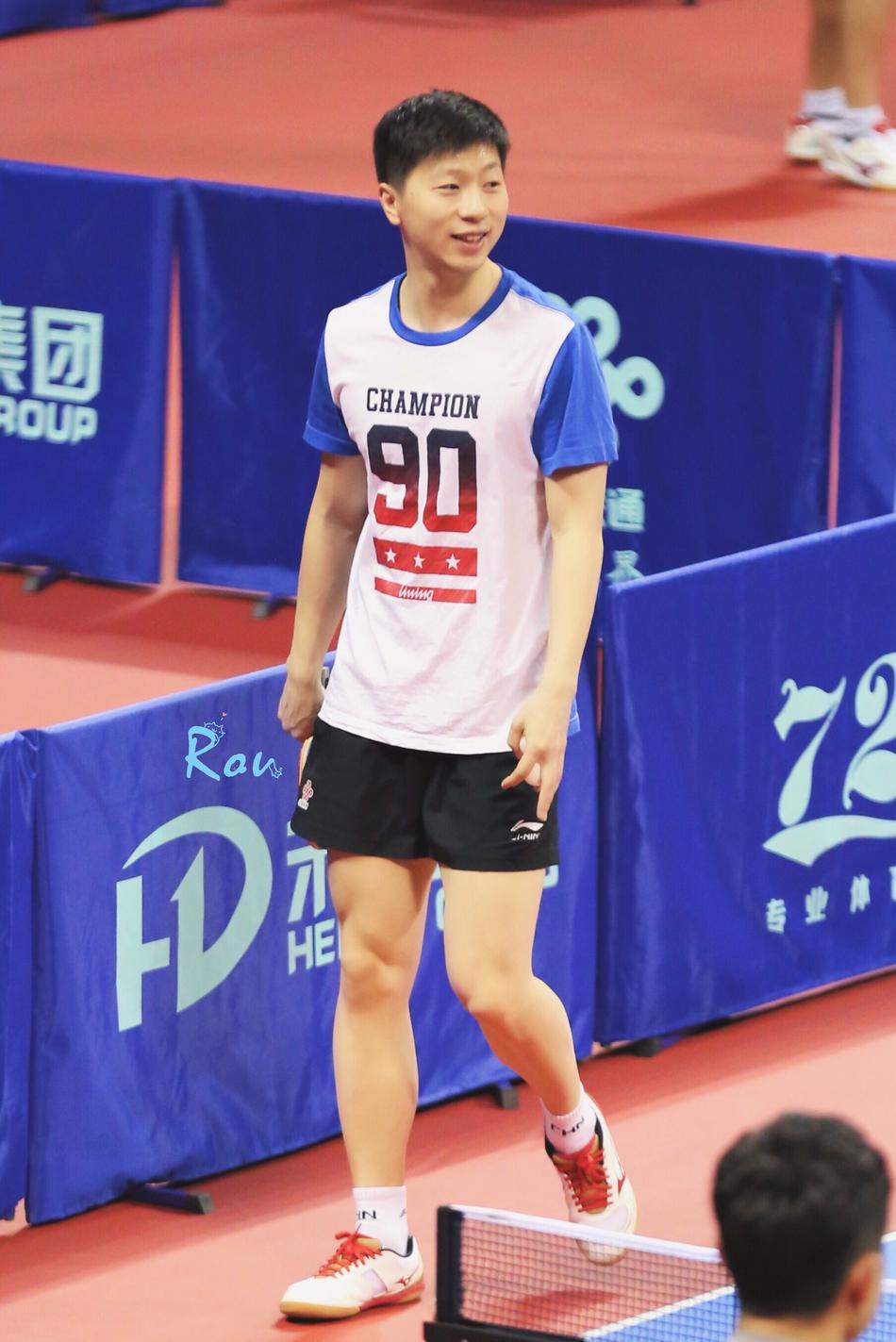 迷人!马龙蓝白t恤训练装帅气可爱