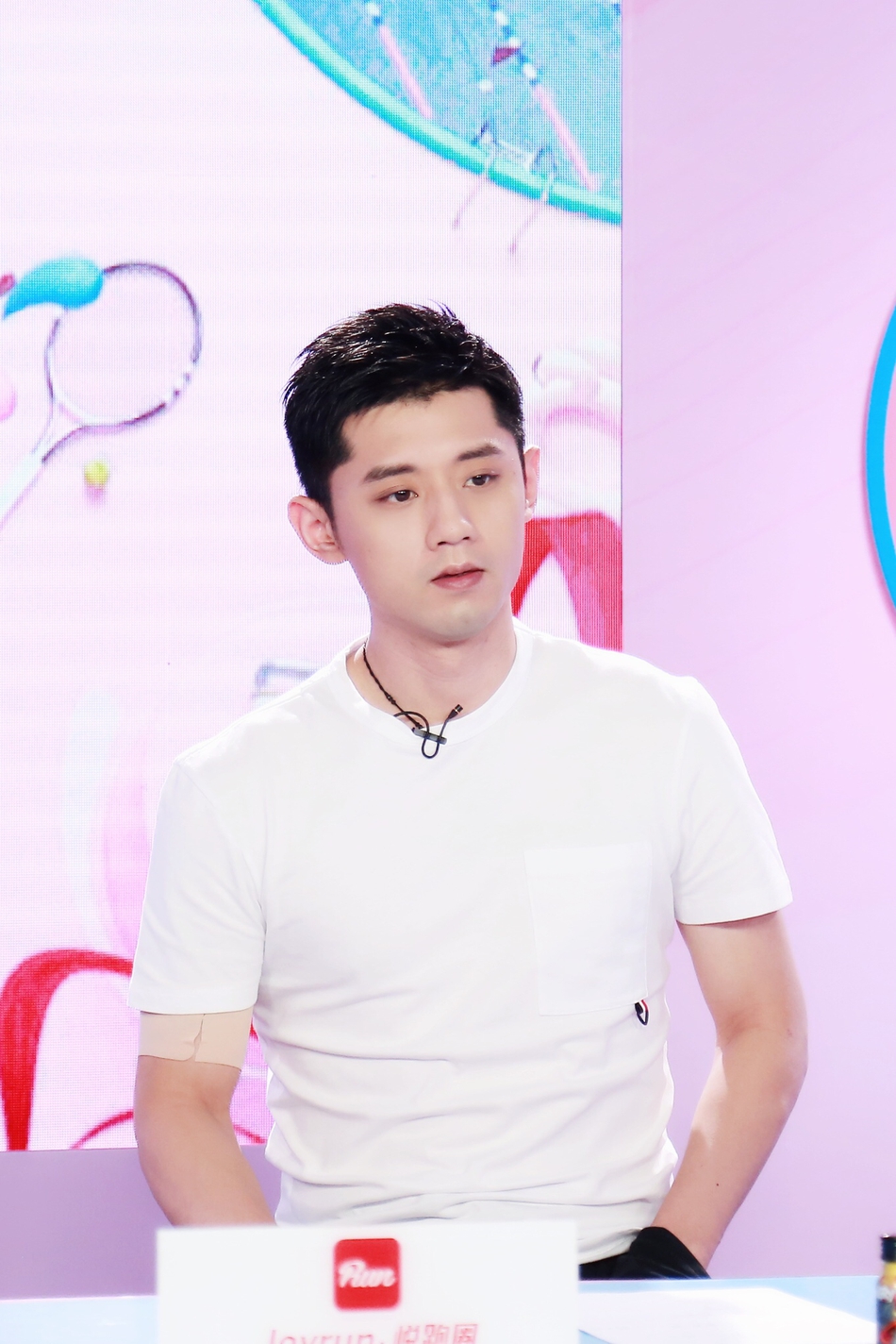 张继科录节目白色T恤帅气亮相