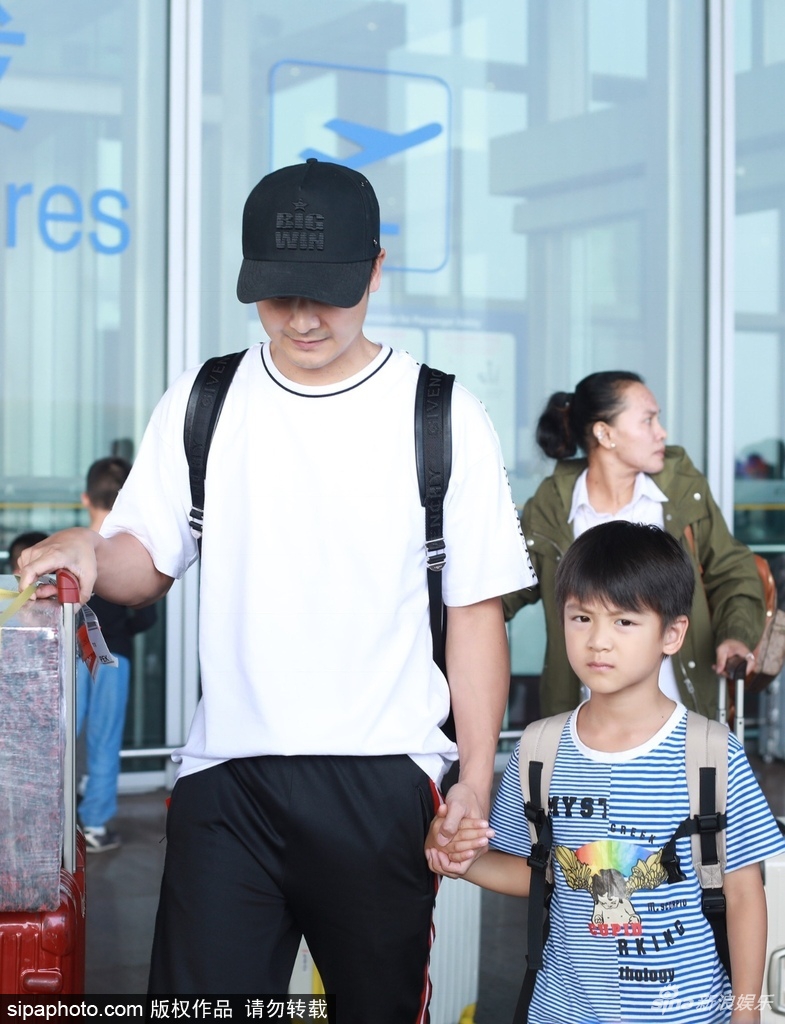 幸福！田亮携一双儿女出游