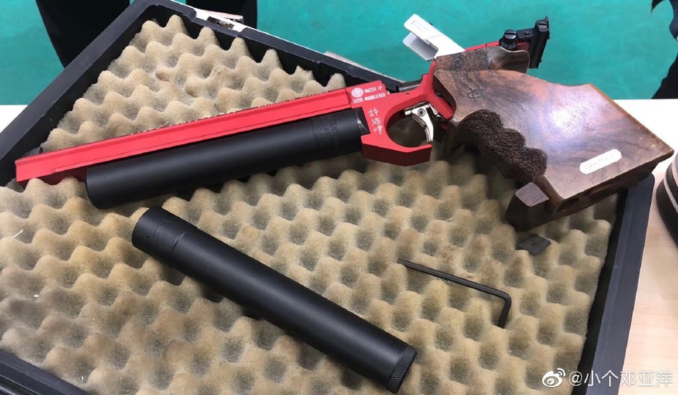 许海峰教邓亚萍射击