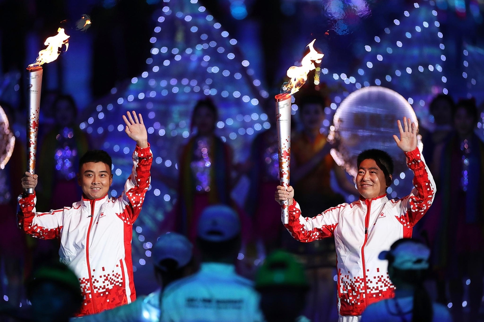 军运会刘玉栋点燃主火炬