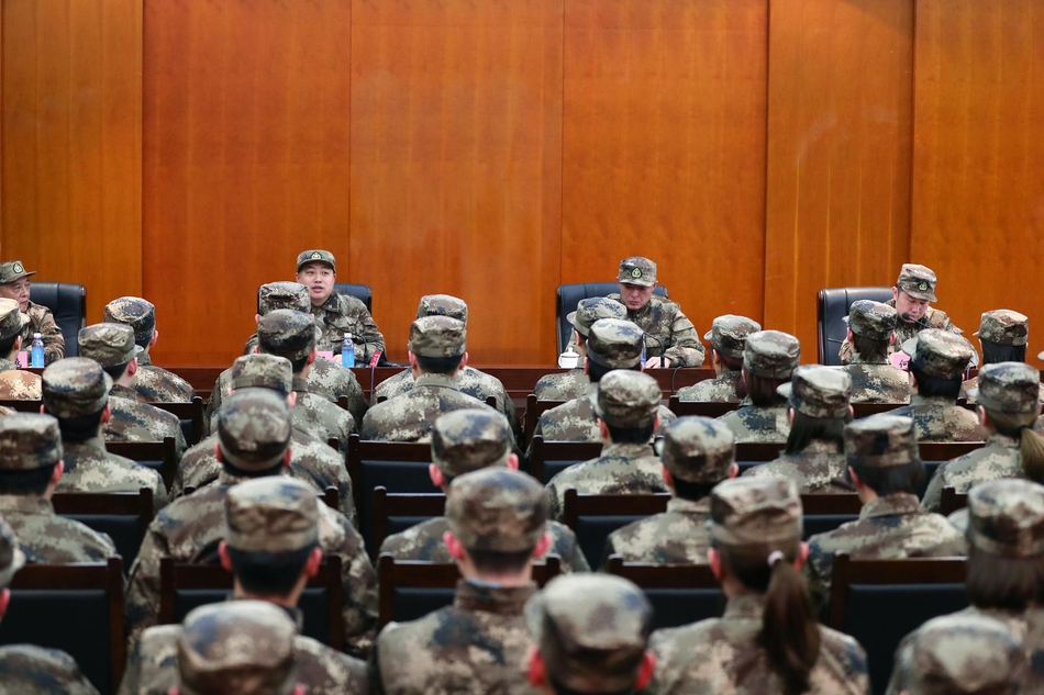 国乒军训参观铁道兵纪念馆