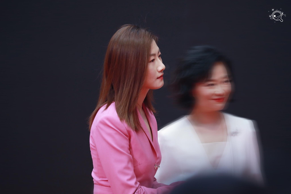 丁宁身着红色西装亮相时尚盛典