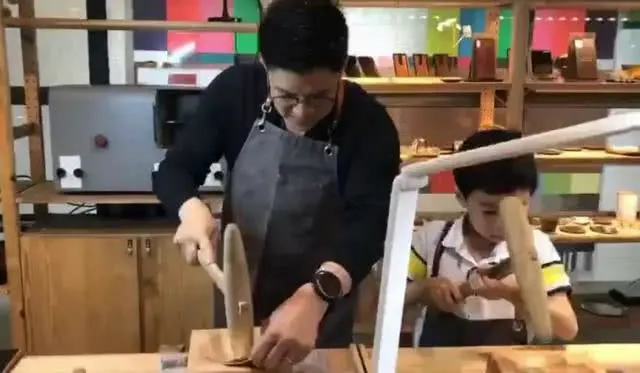 霍启刚劳动节陪儿子做手工