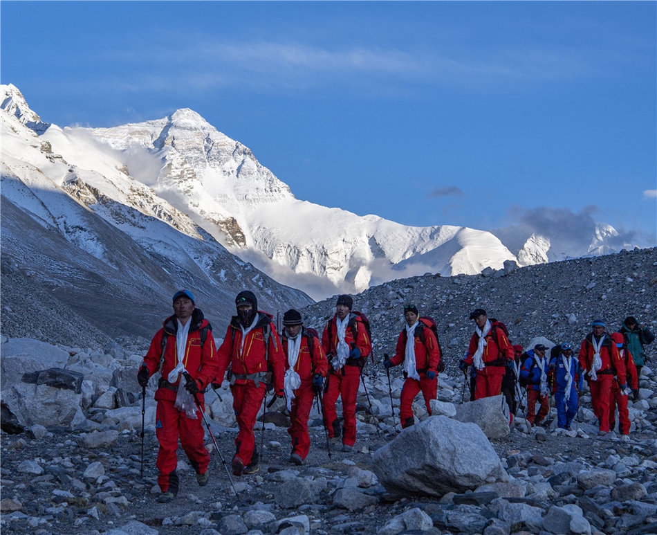 珠峰高程测量登山队返回大本营
