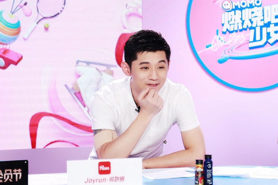 张继科录节目白色T恤帅气亮相