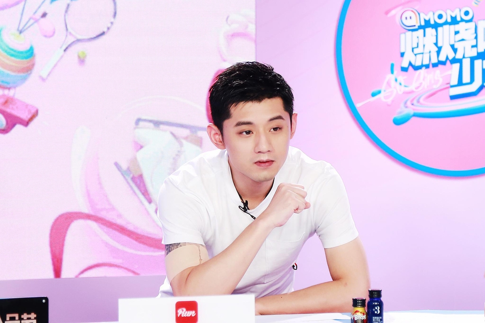 张继科录节目白色t恤帅气亮相