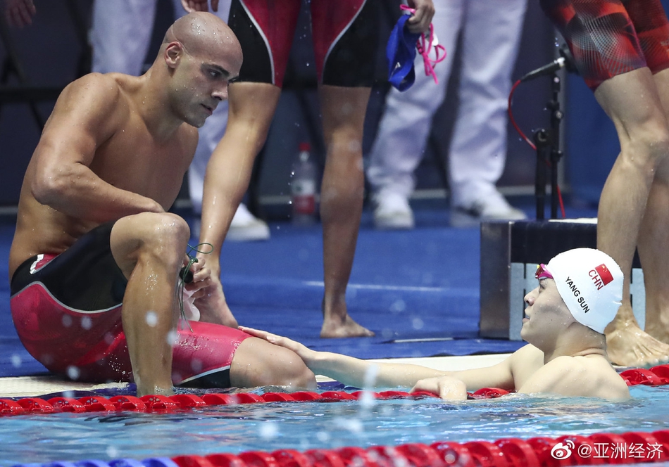 孙杨主动“握手”疑遭巴西选手拒绝