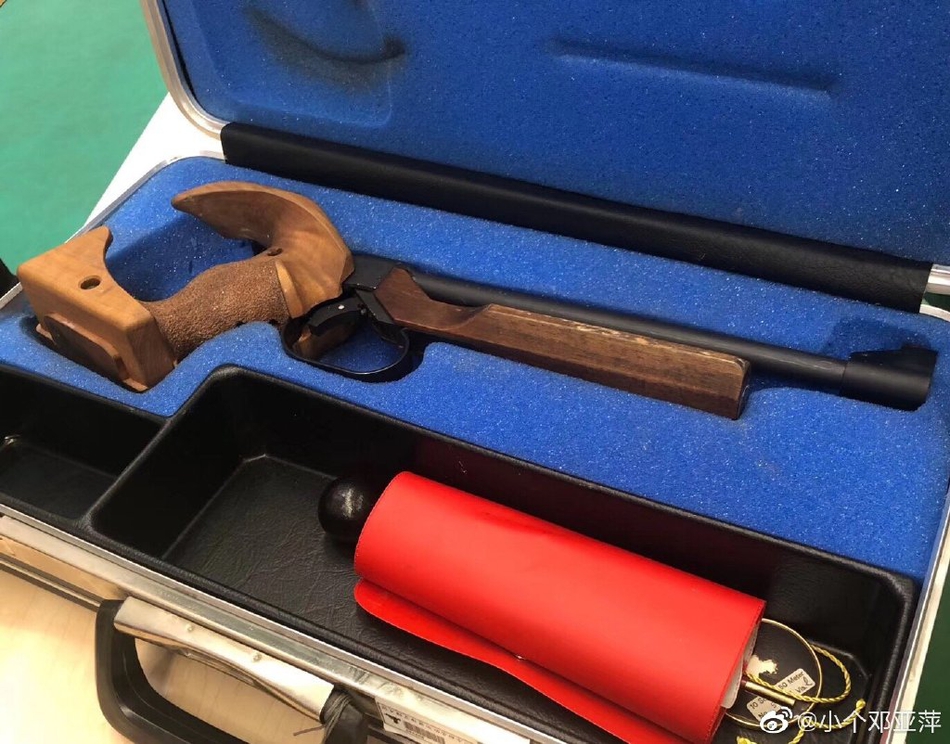 许海峰教邓亚萍射击