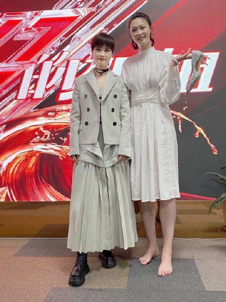 明星和女排姑娘合照的尴尬瞬间 没一个Hold得住！