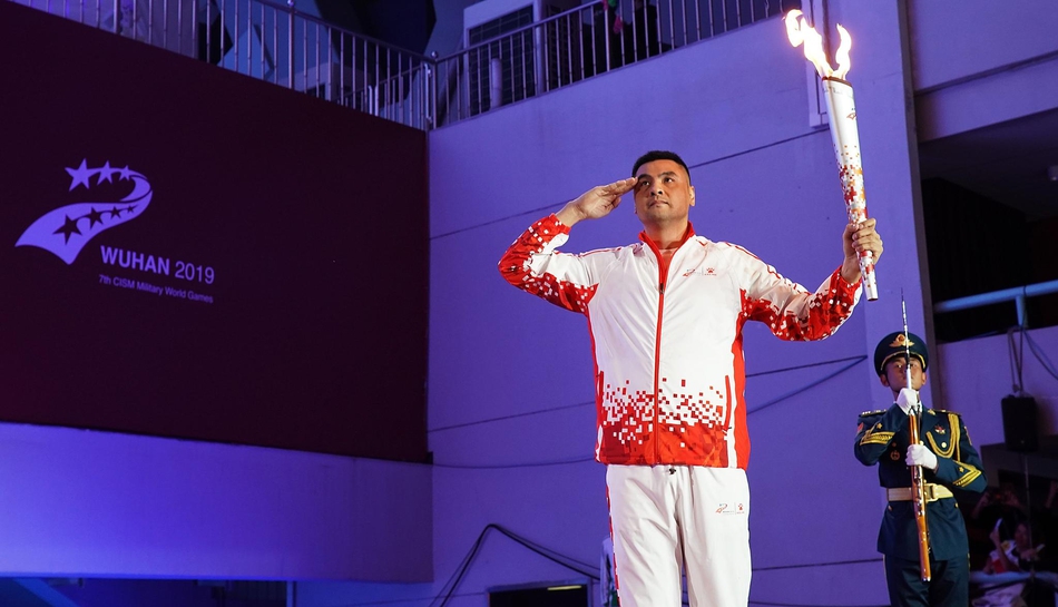军运会刘玉栋点燃主火炬