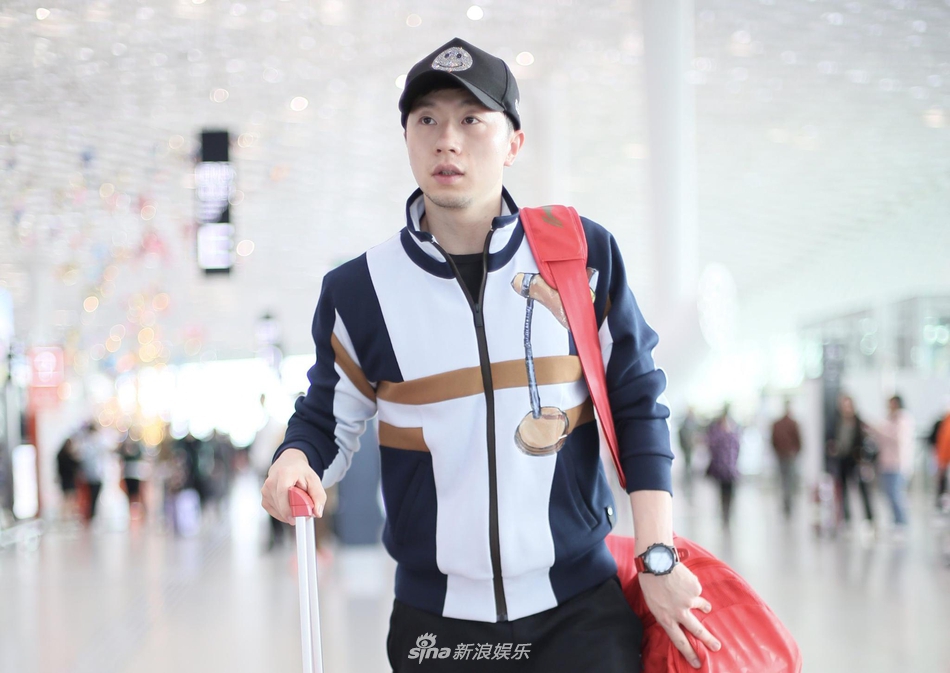 马龙赛后休闲装现身机场