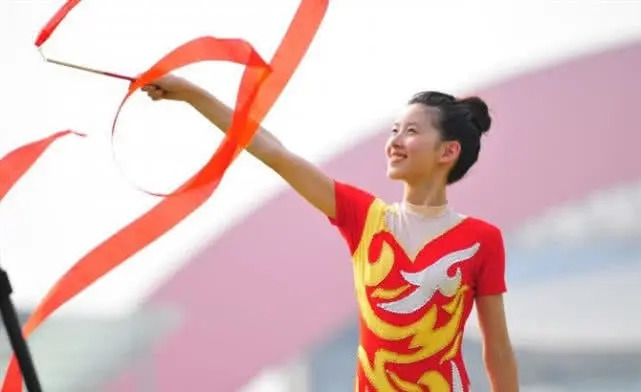 章泽天跳艺术体操秀美好身段