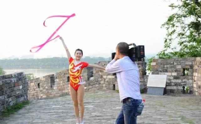 章泽天跳艺术体操秀美好身段