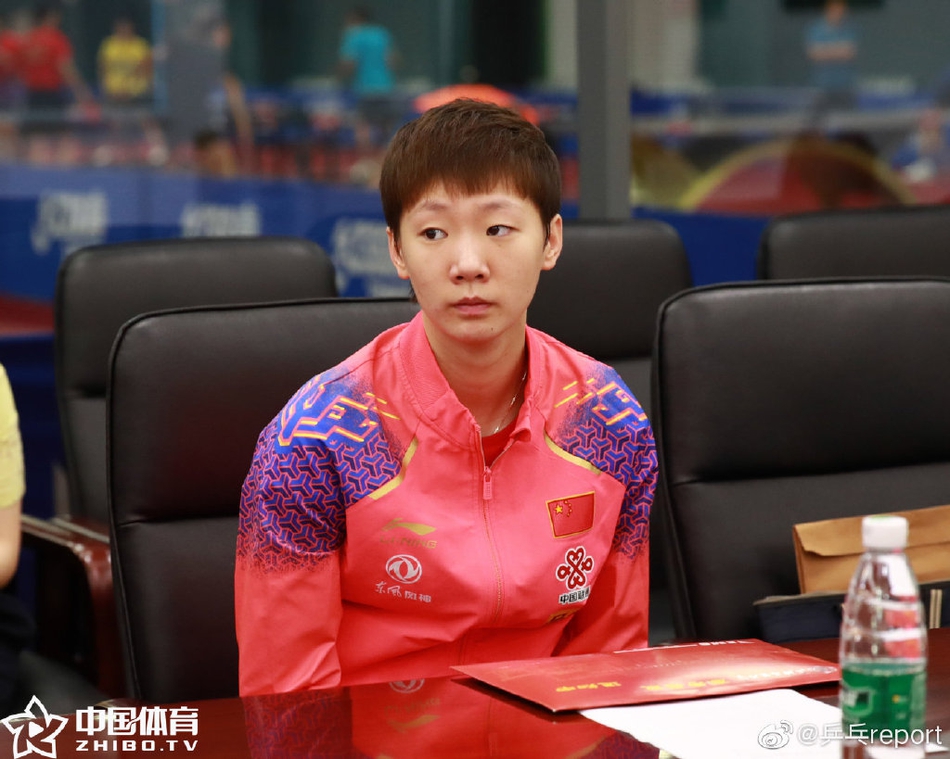 刘诗雯领取北体大硕士录取通知书