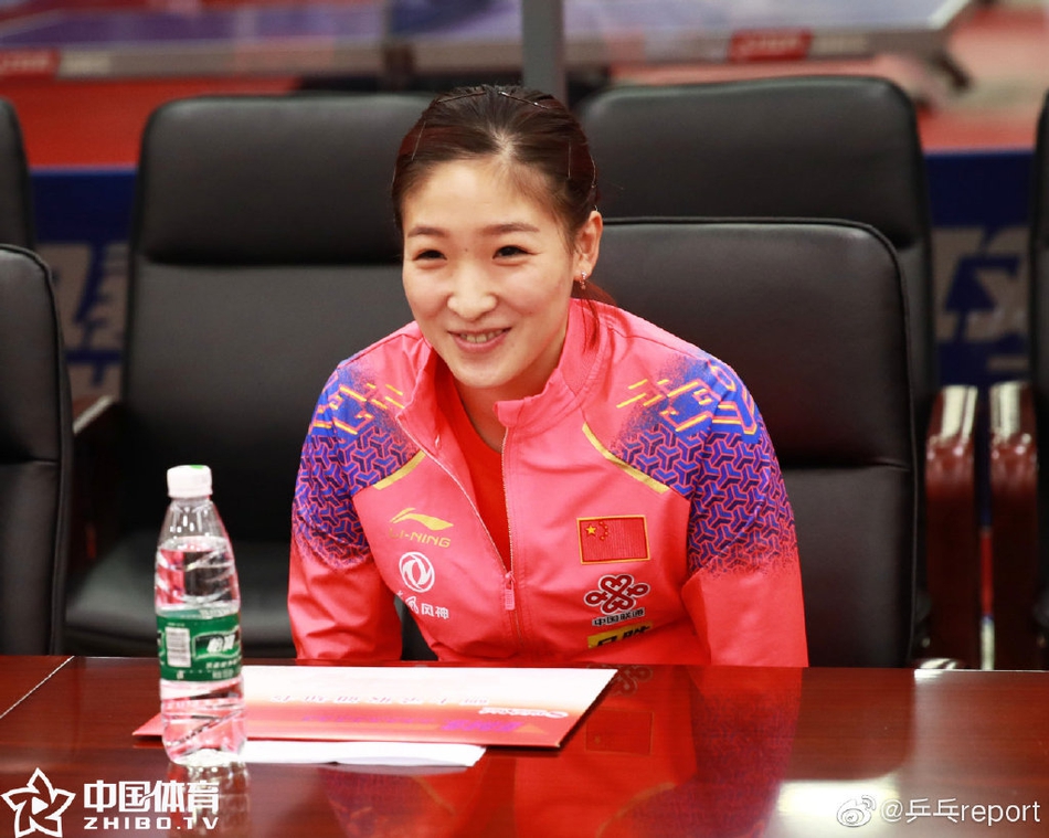 刘诗雯领取北体大硕士录取通知书