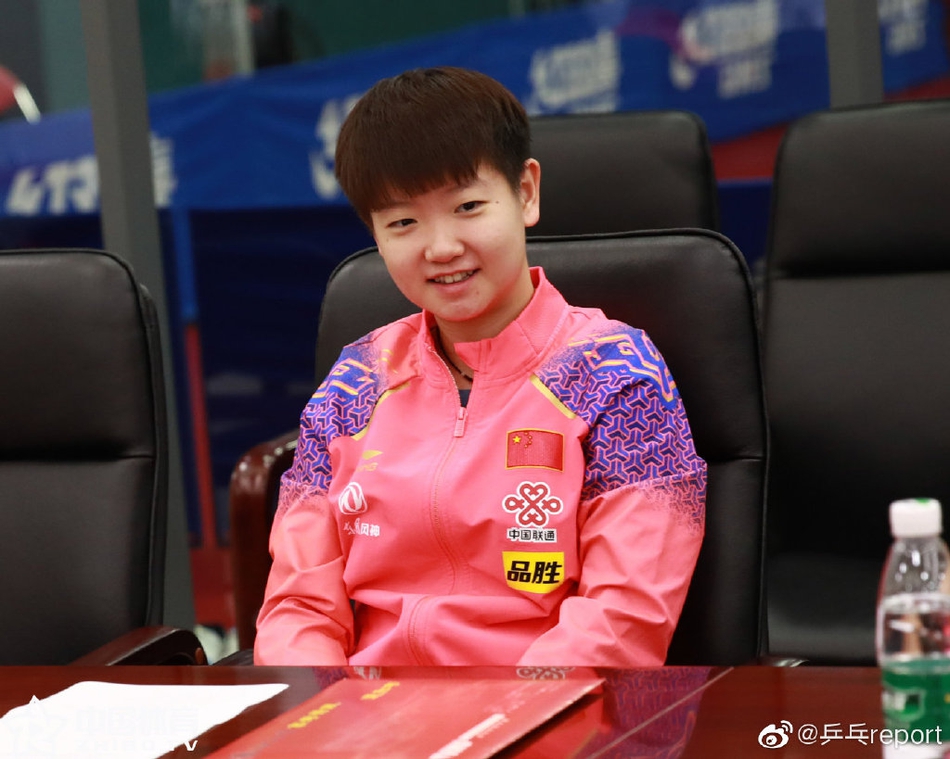 刘诗雯领取北体大硕士录取通知书