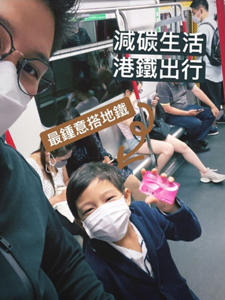 霍启刚劳动节陪儿子做手工