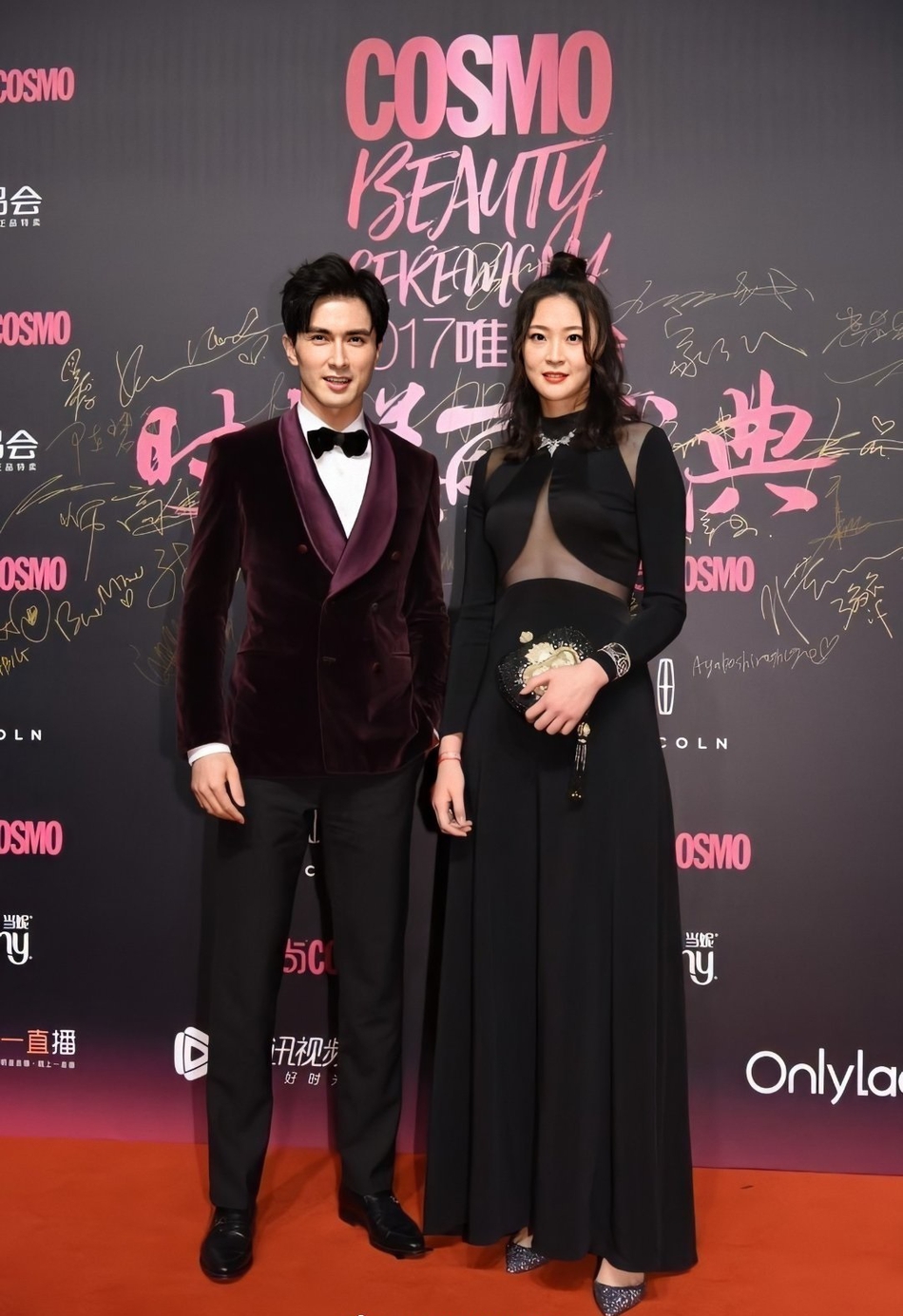 明星和女排姑娘合照的尴尬瞬间 没一个Hold得住！