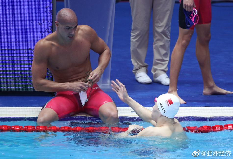 孙杨主动“握手”疑遭巴西选手拒绝